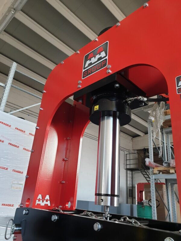 AXA PM70 Pressa oleodinamica motorizzata con potenza 70 TON e cilindro mobile