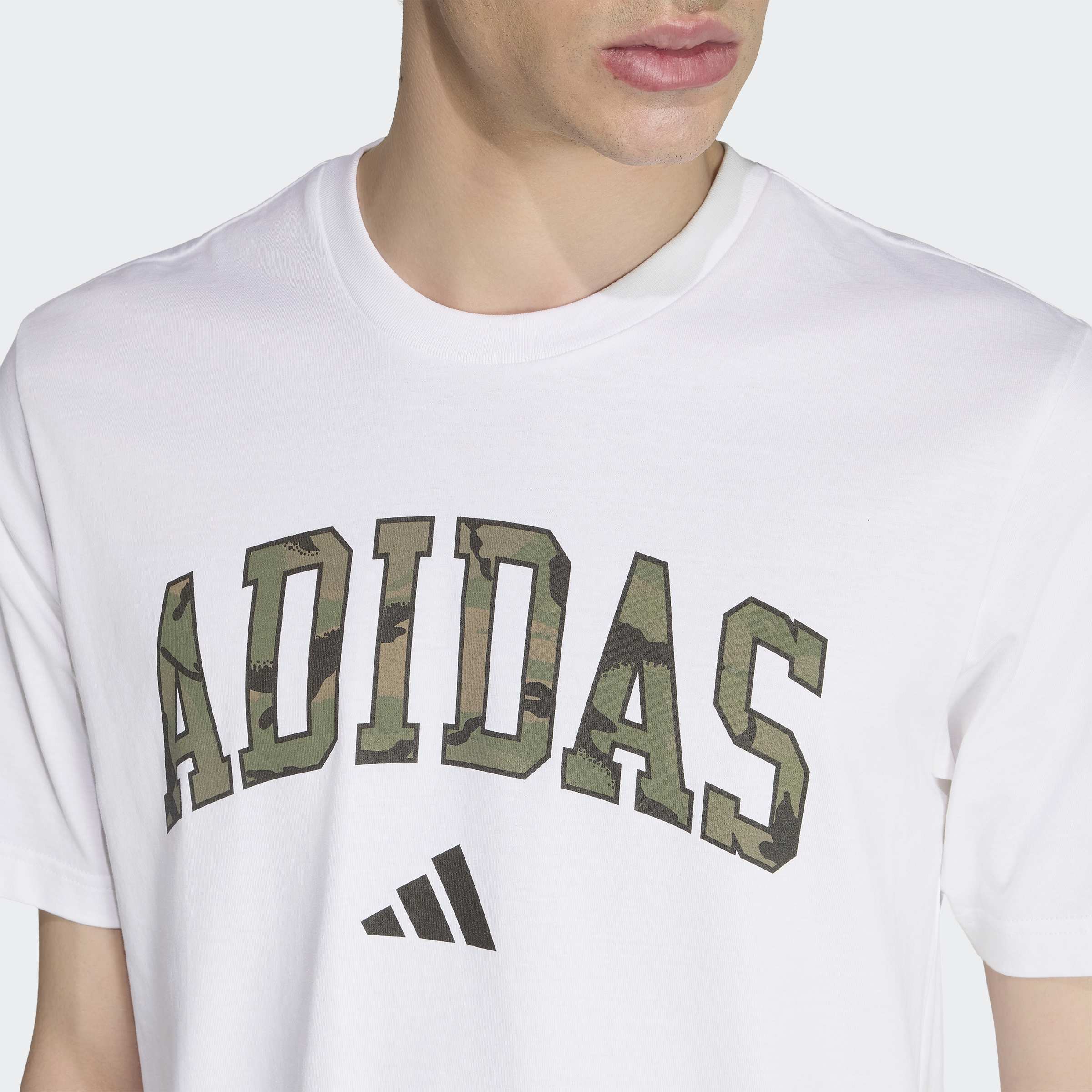 T-Shirt ADIDAS SPORTSWEAR "CAMO SCRIPT GRAPHIC", Herren, Gr. 3XL, weiss (weiß), Obermaterial: 100% Baumwolle, Shirts T-Shirt, für Erwachsene, sportlicher Stil, ohne Verschluss, Basic-Design weiß 3XL