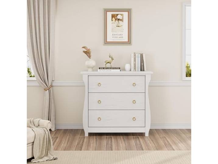 GarveeMore Moderne Kommode mit 3 Schubladen, Holzschrank mit Rattanfronten schwarzer Metall-Ringgriff – freistehend, inkl. Kippschutz – für Schlafzimmer & Flur – Farbe: Antique White, 3-drawer