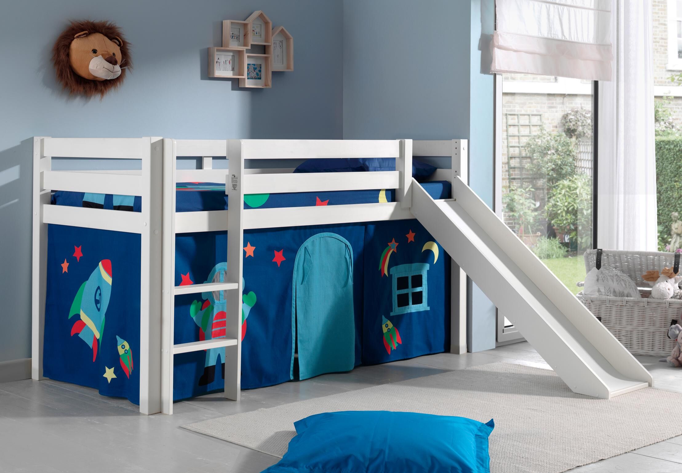 Hochbett VIPACK "Pino, Spielbett massiv Kiefer, stabil gebaut, 3 Korpusfarben zur Wahl", weiss (weiß lackiert, astronaut), B:218cm H:114cm L:210cm, Hochbetten, Hochbett, Textil-Set "Astronaut", inkl. Vorhang, mit oder ohne Tunnel weiß lackiert, astronaut 