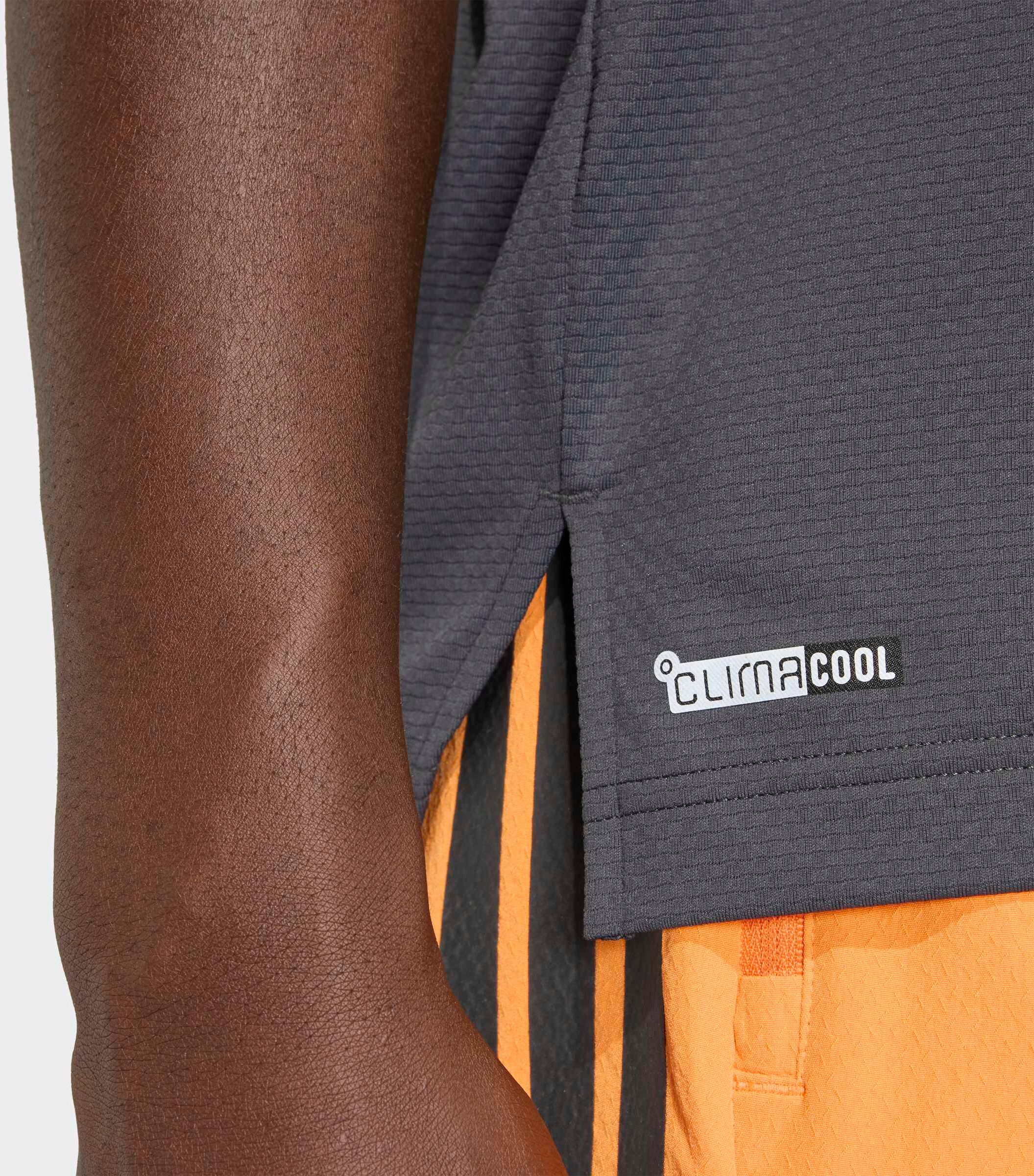 T-Shirt ADIDAS PERFORMANCE "TECHESS TEE", Herren, Gr. M, grau (carbon, carbon), Obermaterial: 92% Polyester, 8% Elasthan, normal, Rundhals, Shirts T-Shirt, sportlicher Stil, mit Rundhalsausschnitt, Kurzarm, normale Länge carbon, carbon M