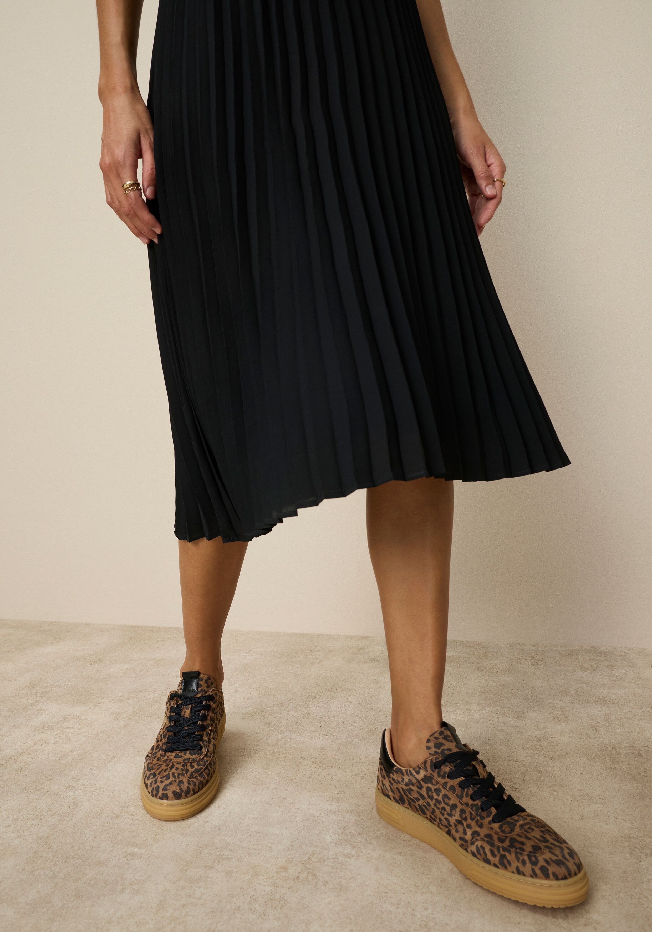 Plisseerock TAMARIS "in Waden-Länge", Damen, Gr. 42, schwarz, Web, Obermaterial: 100% Polyester. Futter: 100% Polyester, unifarben, figurumspielend wadenlang, Röcke Plisseerock, mit elastischem Bund schwarz 42