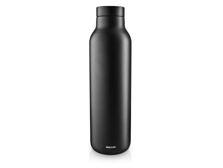 Eva Solo Urban thermosfles, 0,7 l, zwart. De behuizing van de fles is gemaakt van 90% gerecycled roestvrij staal