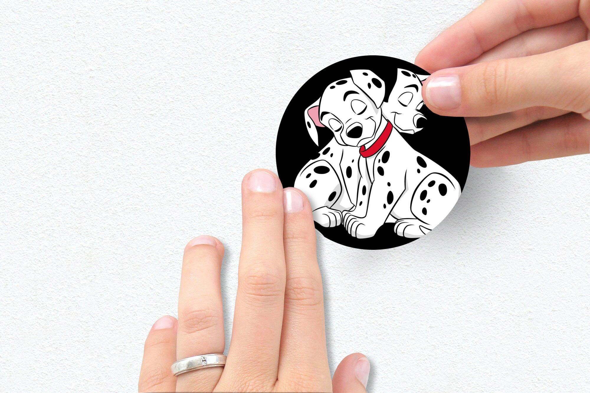Wandtattoo KOMAR "101 Dalmatiner Dots - Grösse 50 x 70 cm", rot (schwarz, weiß, rot), B:50cm H:70cm, Folie, Wandtattoos, Wandtattoo, selbstklebend, Wandsticker, Kinderzimmer schwarz, weiß, rot B/H/T: 50cm x 70cm, Hunde Punkte