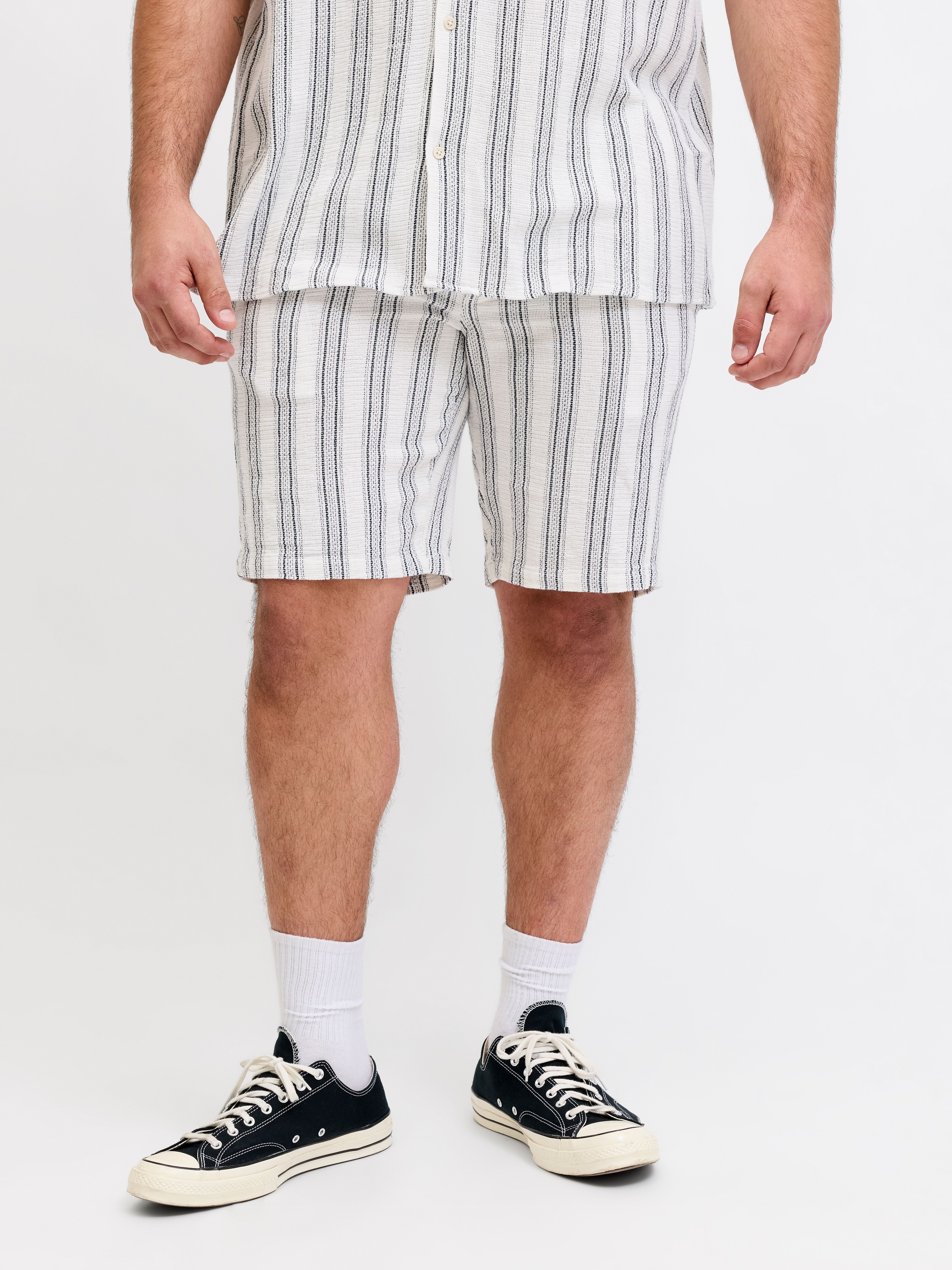 Sweatshorts "JPSTJAIDEN COBA STRIPE JOG SHORT SN PLS", Herren, Gr. 46 (6XL), N-Gr, weiß (cloud dancer detail:stripes), Sweatware, Obermaterial: 100% Baumwolle, JACK & JONES PLUSSIZE, gestreift, relaxed fit kniefrei, Hosen Sweatshorts