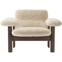 Brasilia Sheepskin Sessel niedrig weiß auf dunklen Eichenbeinen
