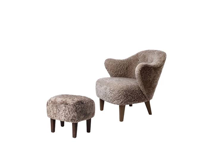 Audo Copenhagen Ingeborg fauteuilset schapenvacht sahara, voetenbankje inbegrepen, poten gerookt eikenhout