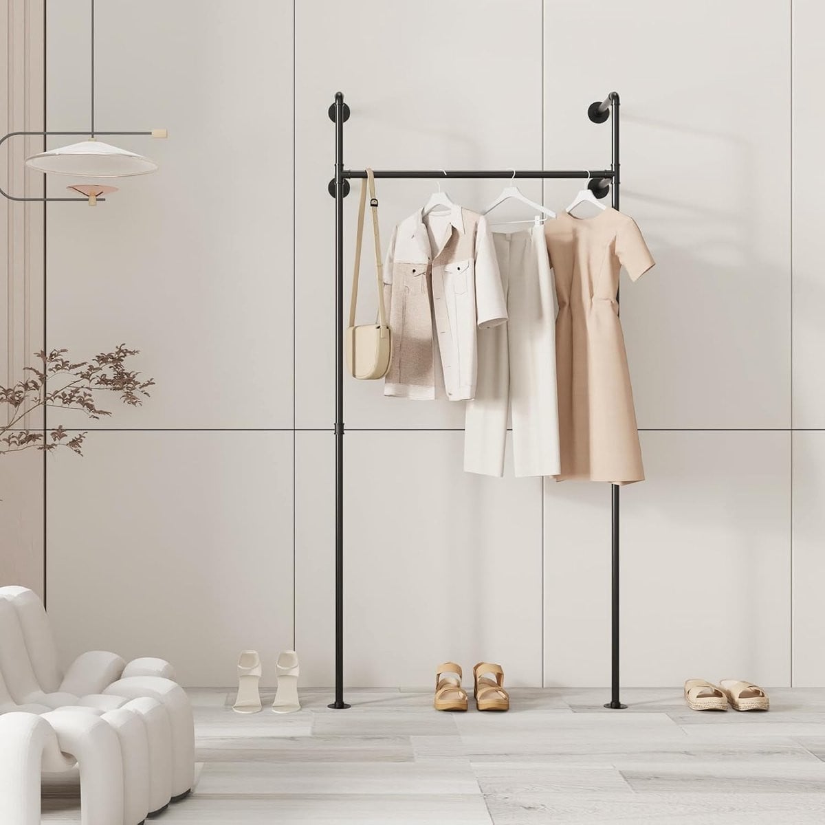Moderne Wandgarderobe met Stevige Metalen Stangen - Ruimtebesparende Kledingoplossing
