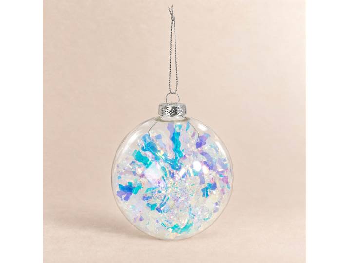 Weihnachtskugel aus durchsichtigem Glas und schillernde Girlande