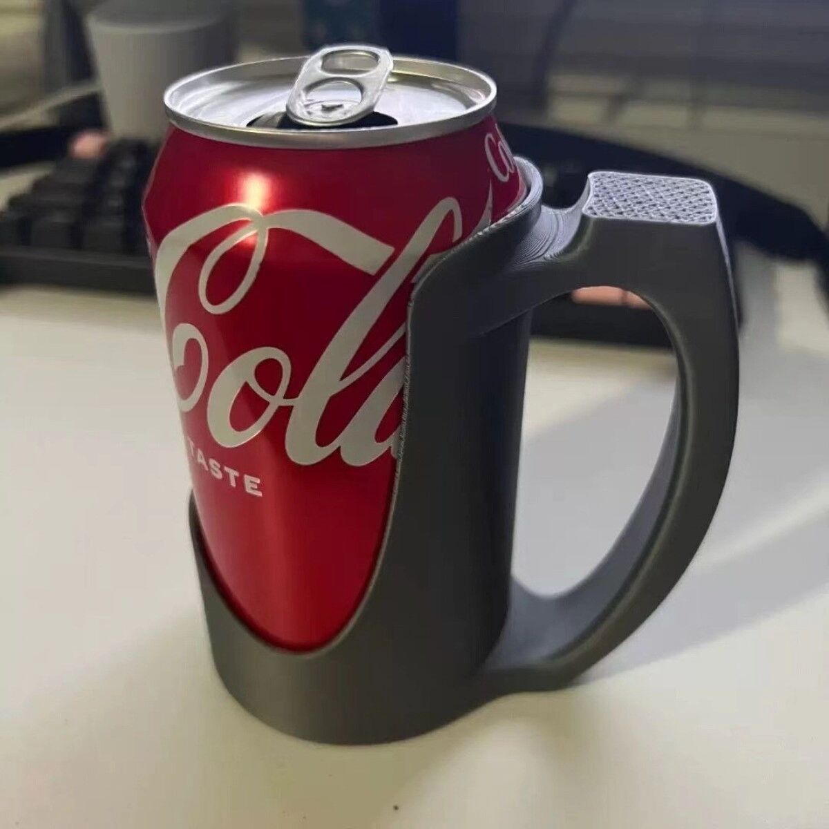 INF Kreativer Dosenhalter mit Zuglasche kompatibel mit Coke – Tragbarer Kunststoff-Dosengriff für bequemen Halt Grau