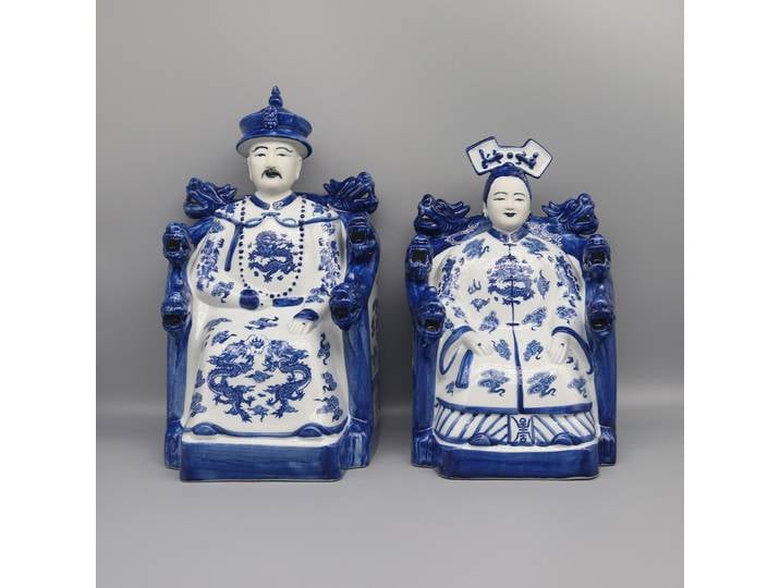 RapSitting-Statue de l'empereur, resserrement vers le haut sur la chaise tête de dragon, figurine bleue et blanche