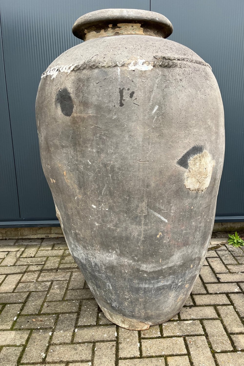 Grote landelijke kruik en unieke vaas in grijs