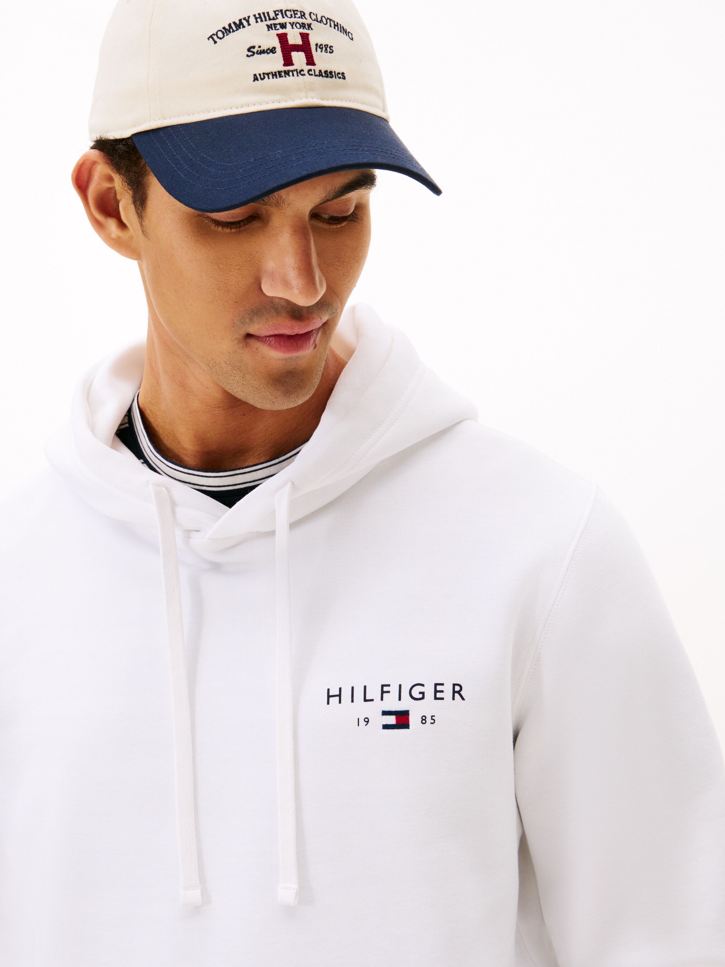 Hoodie TOMMY HILFIGER "BRAND LOVE SMALL HILFIGER", Herren, Gr. L, weiß, Sweatware, Obermaterial: 77% Baumwolle, 23% Polyester, normal normal, Rippbündchen, Sweatshirts Hoodie weiß L