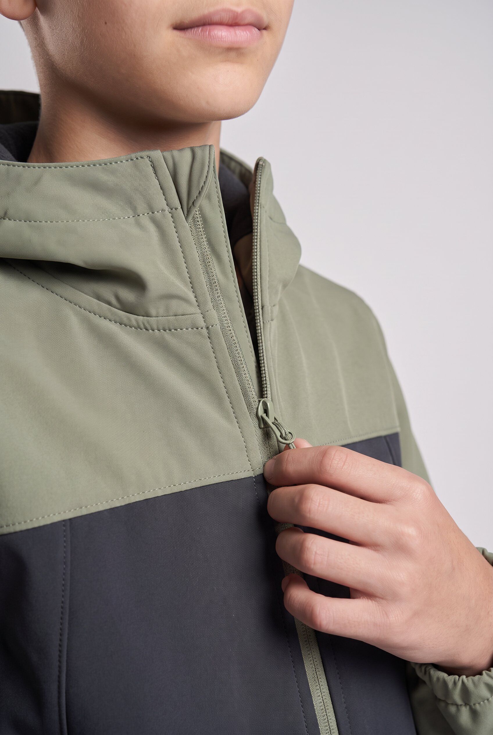 Softshelljacke ICEPEAK "ICEPEAK KONAN JR", Kinder, Gr. 176, grün (anthrazit), Softshell, Obermaterial: 95% Polyester, 5% Elasthan, unifarben, regular fit hüftlang, hoch geschlossener Ausschnitt, elastischer Bund, Jacken Softshelljacke, Reissverschlusstasc