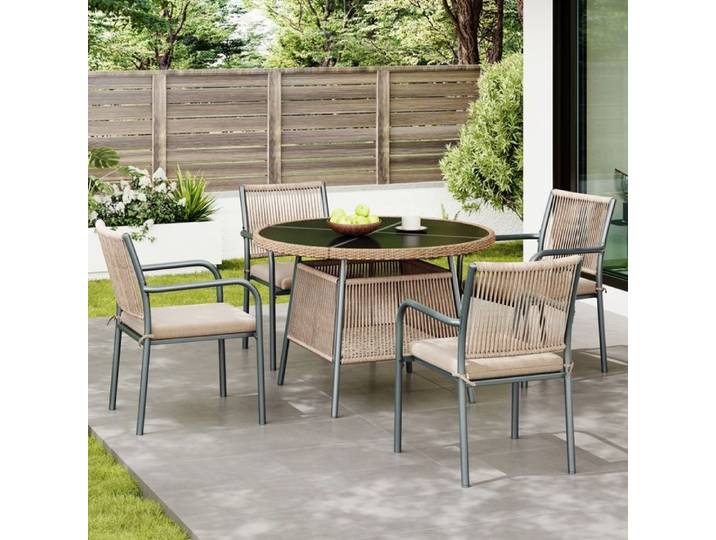 ensemble de mobilier de jardin moderne en rotin comprenant une table ronde en verre et quatre fauteuils avec une structure en fer.