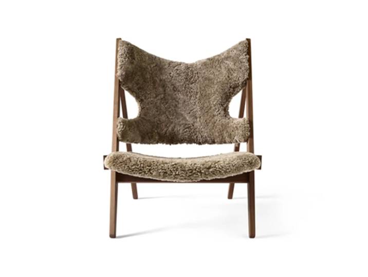 Audo Copenhagen Chaise lounge Knitting peau de mouton sahara, structure noyer