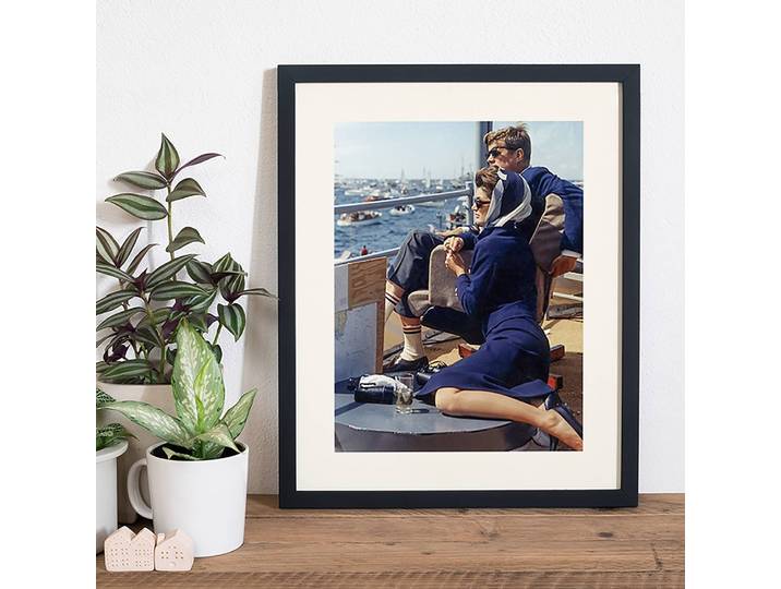Bild John and Jackie on a boat trip Rahmen: Massivholz Buche, lackiert Abdeckung: Plexiglas Multicolor 42 x 52cm