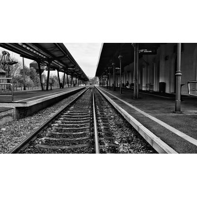 Fototapete PAPERMOON "Bahnsteig Schwarz & Weiß", schwarz (schwarz, weiß), B:3,5m L:2,6m, Vlies, Tapeten