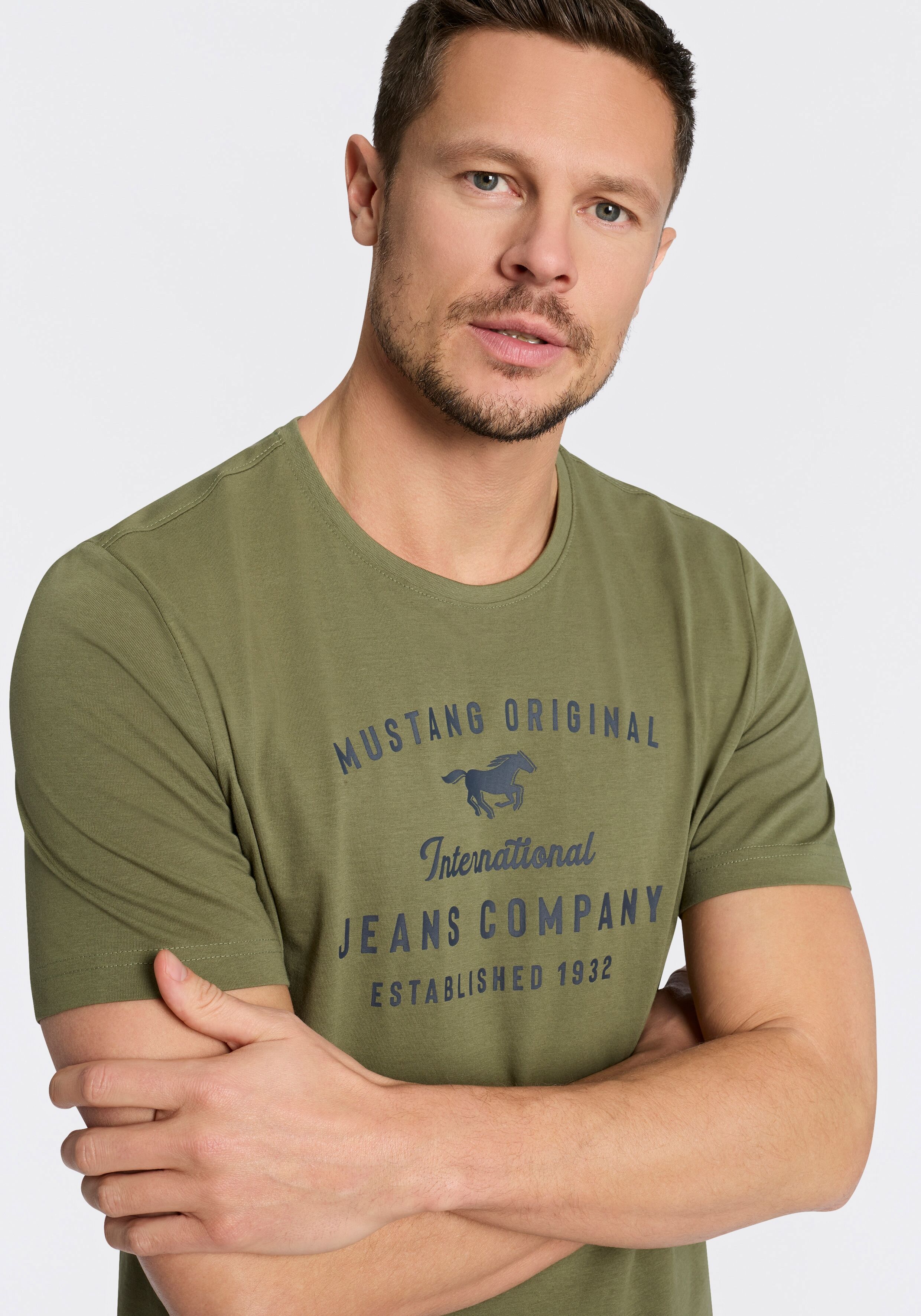 Rundhalsshirt MUSTANG "Alex Logoprint uni", Herren, Gr. M, grün (four leaf clover), Jersey, Obermaterial: 100% Baumwolle, bedruckt, normal hüftbedeckend, Rundhals, Shirts Rundhalsshirt, normale Passform, Kurzarm-Design four leaf clover M