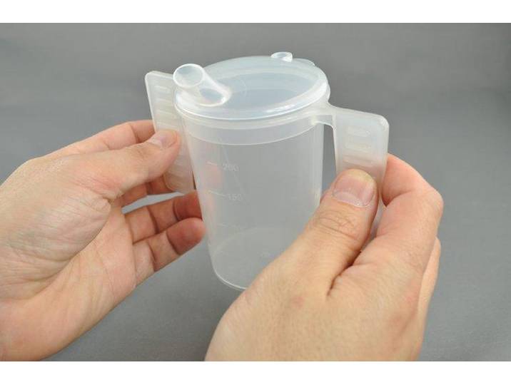 Comforthulpmiddelen Drinkbeker met platte handgrepen en twee tuitdeksels