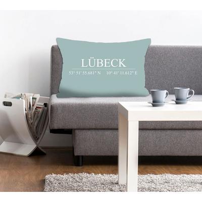 Dekokissen QUEENCE "Lübeck", blau (türkis, bedruckt), B:40cm L:60cm, Polyester, Dekokissen_Sitzkissen_Kissenhüllen, Kissenhülle,Türkiser Hintergrund,Lübeck Schriftzug,Koordinaten