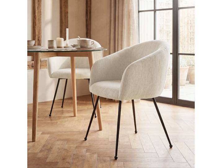 Fauteuil de table beige et pieds en acier noir