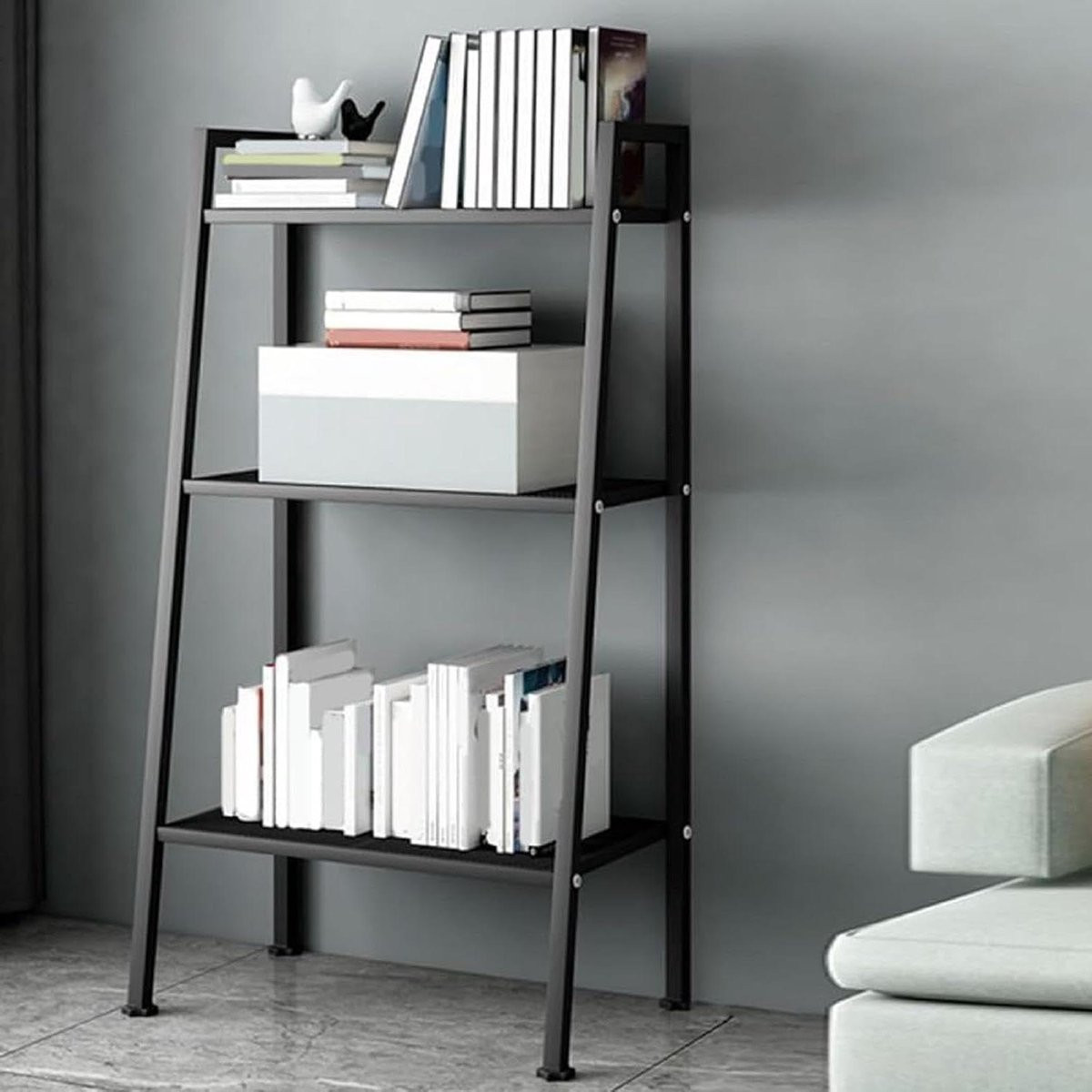 Zwarte ladder boekenplank als staand opbergrek voor in de woonkamer of keuken