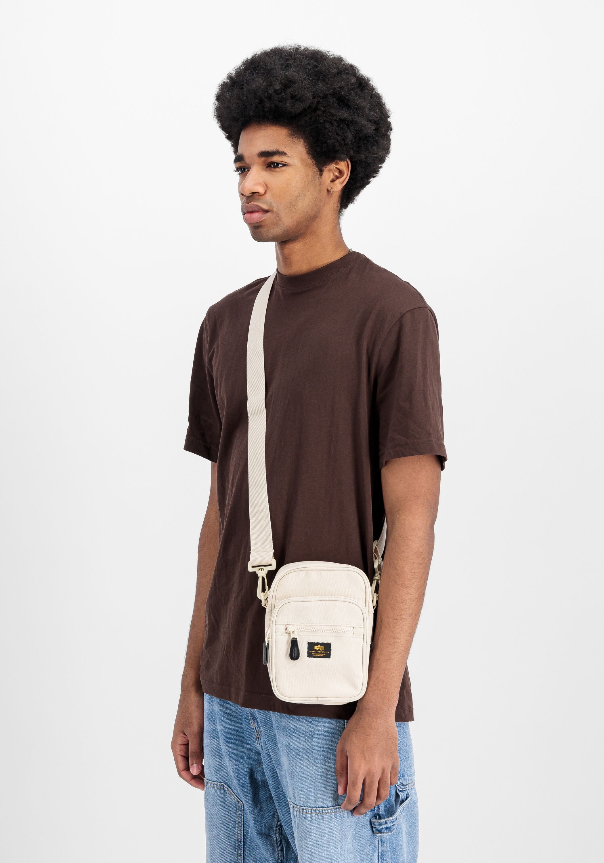 Umhängetasche ALPHA INDUSTRIES "Label Messenger Bag", Herren, weiss (vintage weiß), Obermaterial: 100% Polyester. Futter: 100% Nylon, Taschen Umhängetasche vintage weiß Einheitsgröße