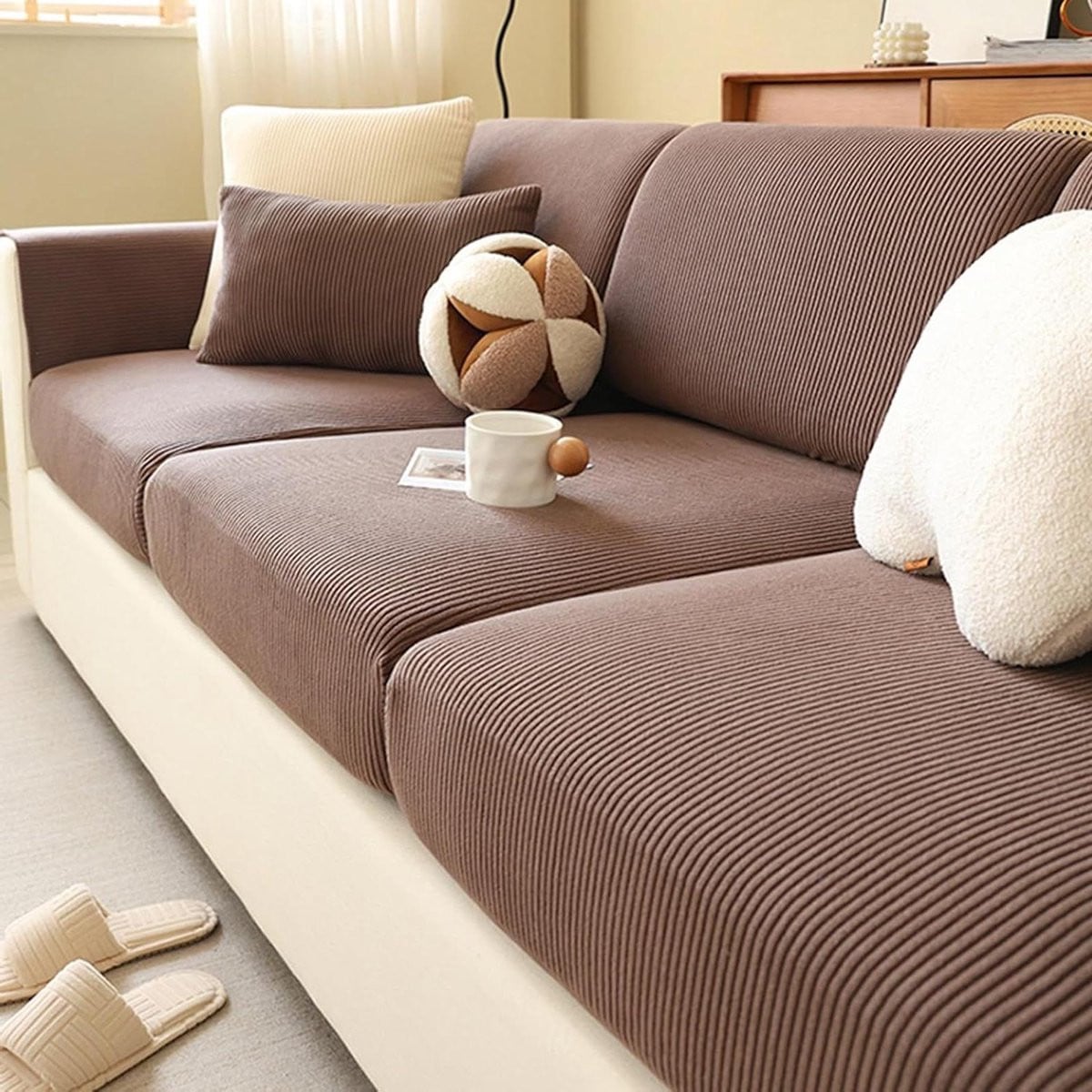 Bruine universele bankovertrek met kussens en antislip ontwerp voor jouw sofa