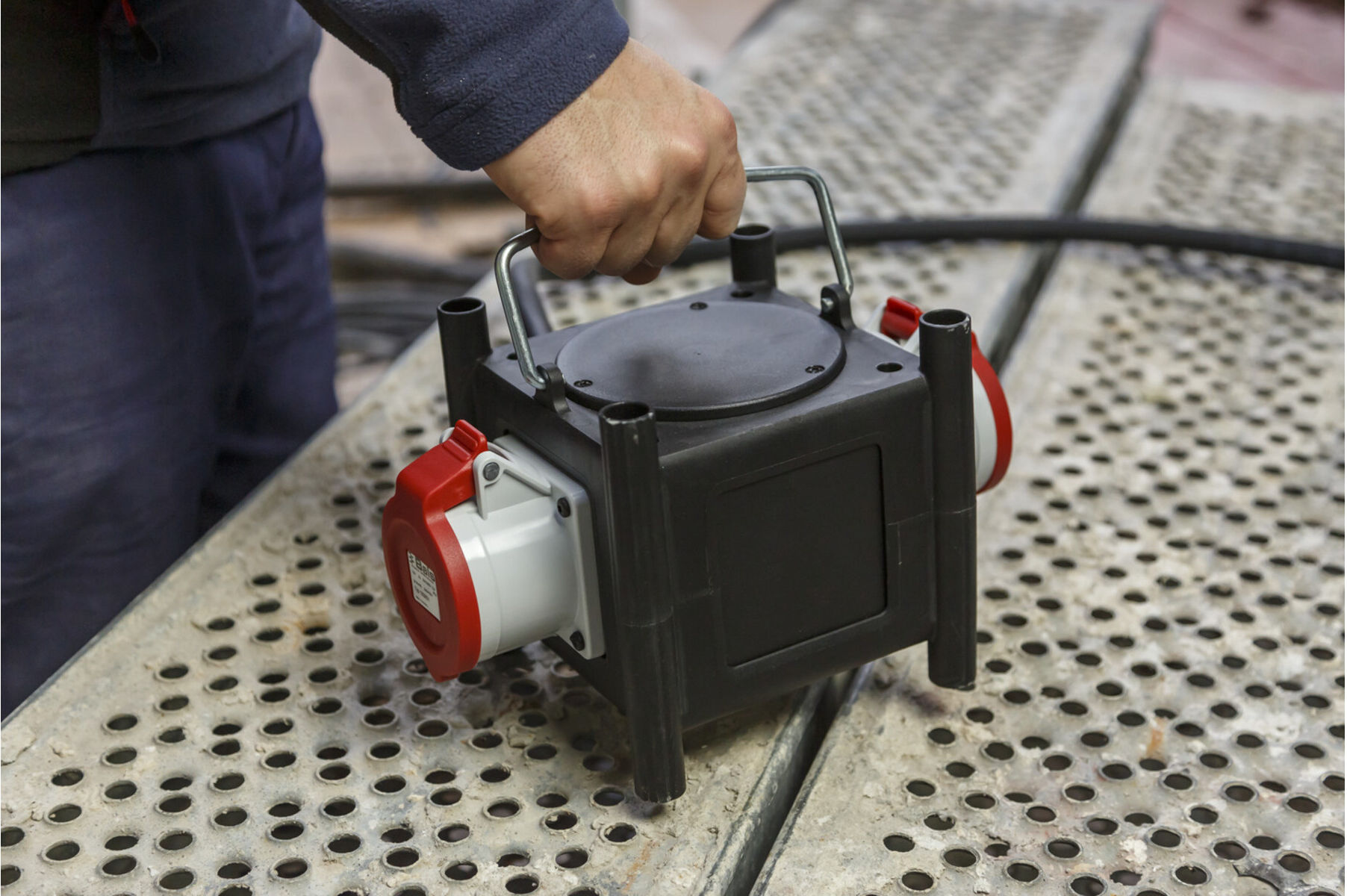 Brennenstuhl Kompakter Gummi-Stromverteiler / Gummiverteiler (2m Kabel, 2x CEE 400V/32A, Baustelleneinsatz und ständiger Einsatz im Freien, Made in Ge (1153680200)