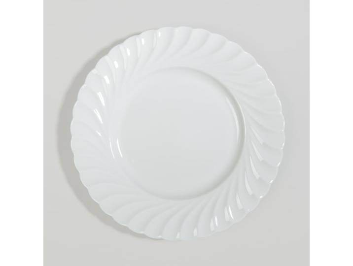 Weißer Porzellanteller mit spiralförmigem Rand