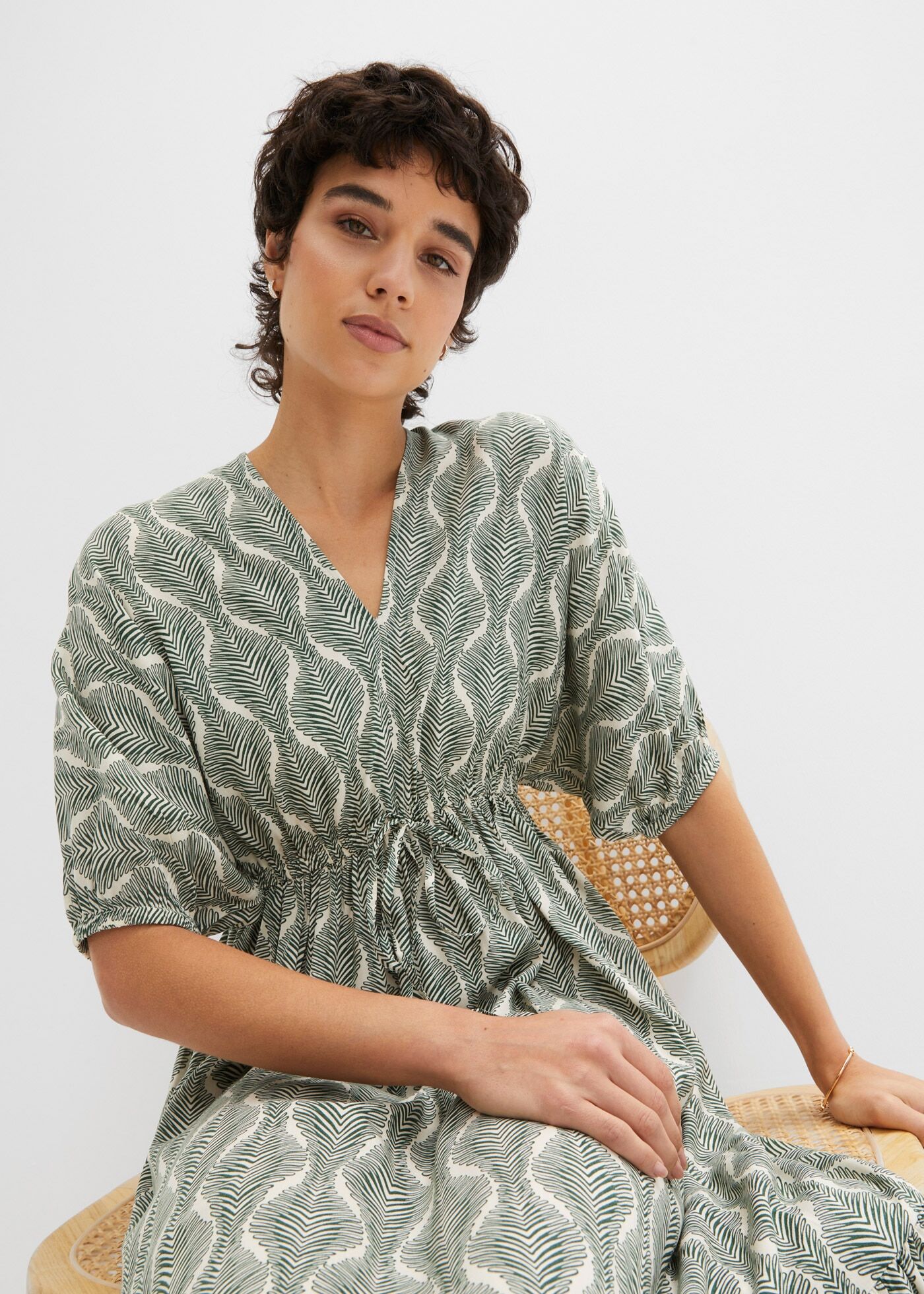 Midikleid BONPRIX "Midikleid aus fließender Viskose", Damen, Gr. 40, N-Gr, Kurzarm, grün (dunkelgrün, sandbeige graphisch), Obermaterial: 100% Viskose, ausgestellt, Kleider Midikleid, aus Viskose, ausgestellte Passform, mit Fledermausärmeln