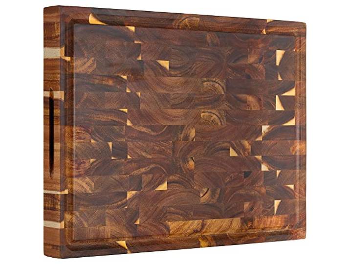 AZRHOM Großer dicker Fleischerblock aus Akazienholz, 43,2 x 33 x 3,8 cm, Holz-Schneidebrett für Küche mit rutschfesten Matten, Saftrille und Griffen (Geschenk-Box)