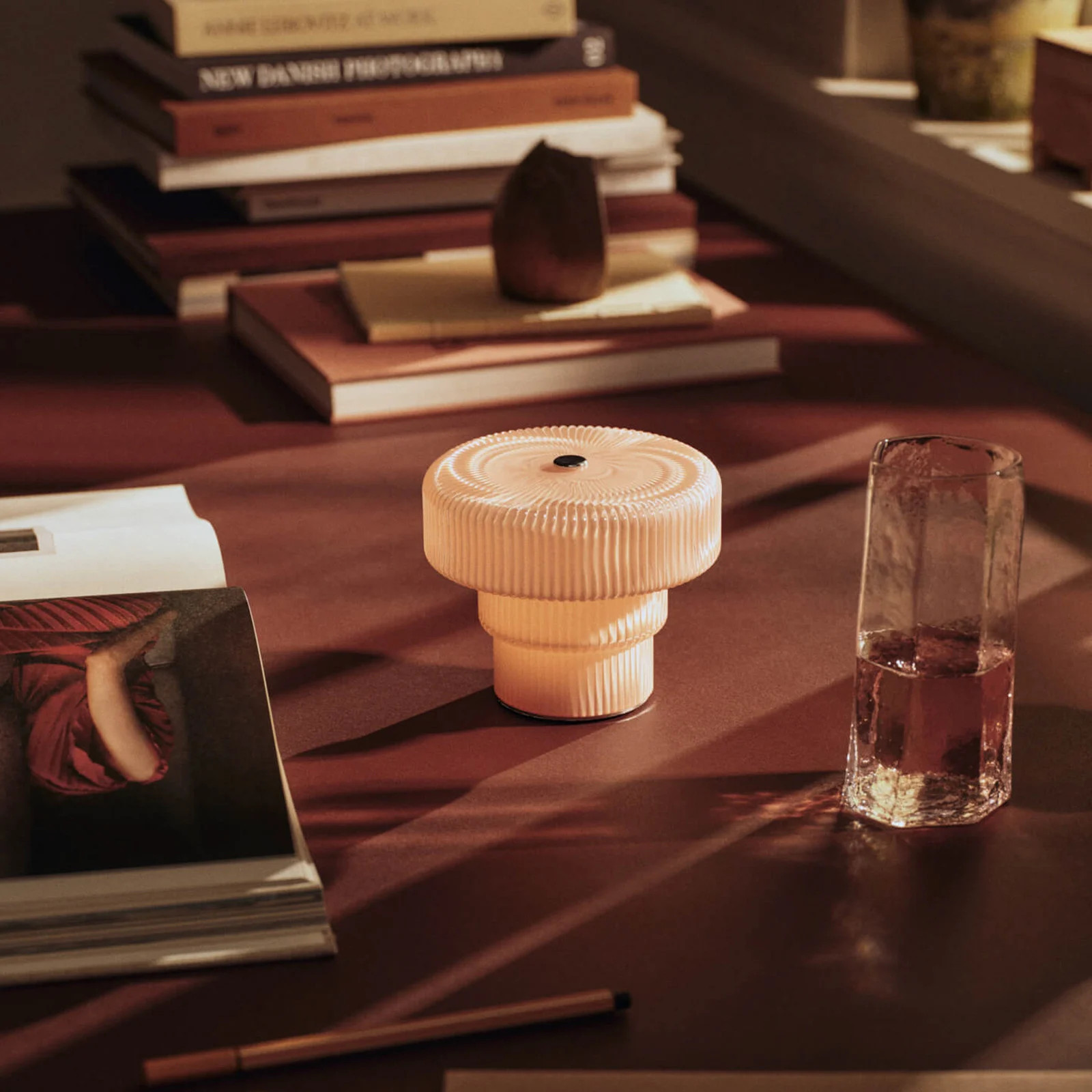 Ferm LIVING Ripple draagbare tafellamp, rosé, glas