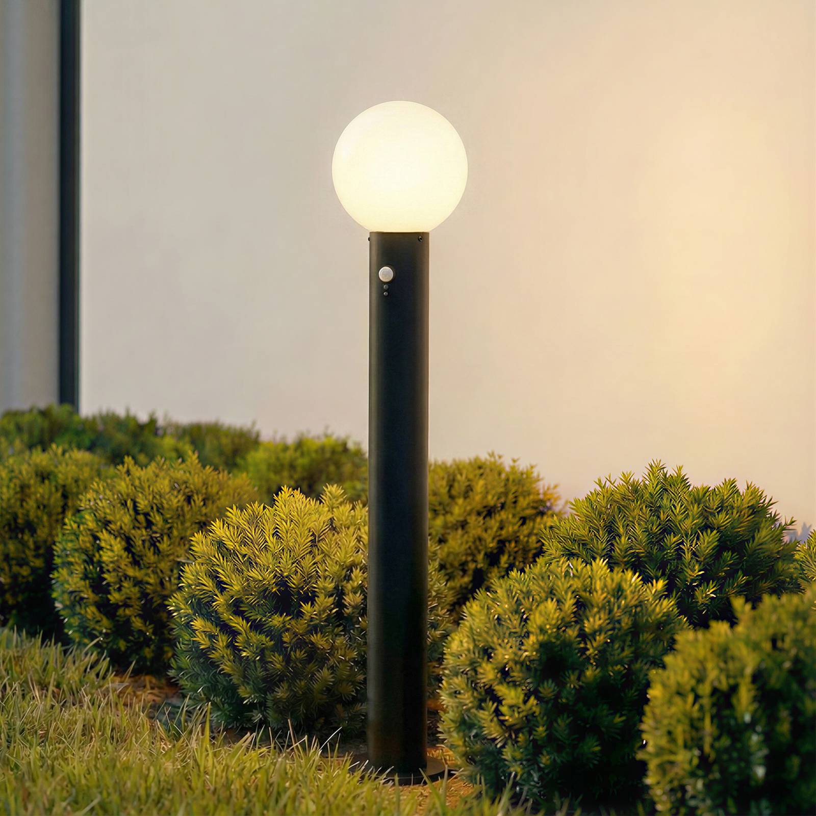 Lindby Wegeleuchte Dangan, schwarz/weiß, 90 cm, Glas, Sensor Dangan Lindby, dimmbar, weiß / opal, Glas, Modern