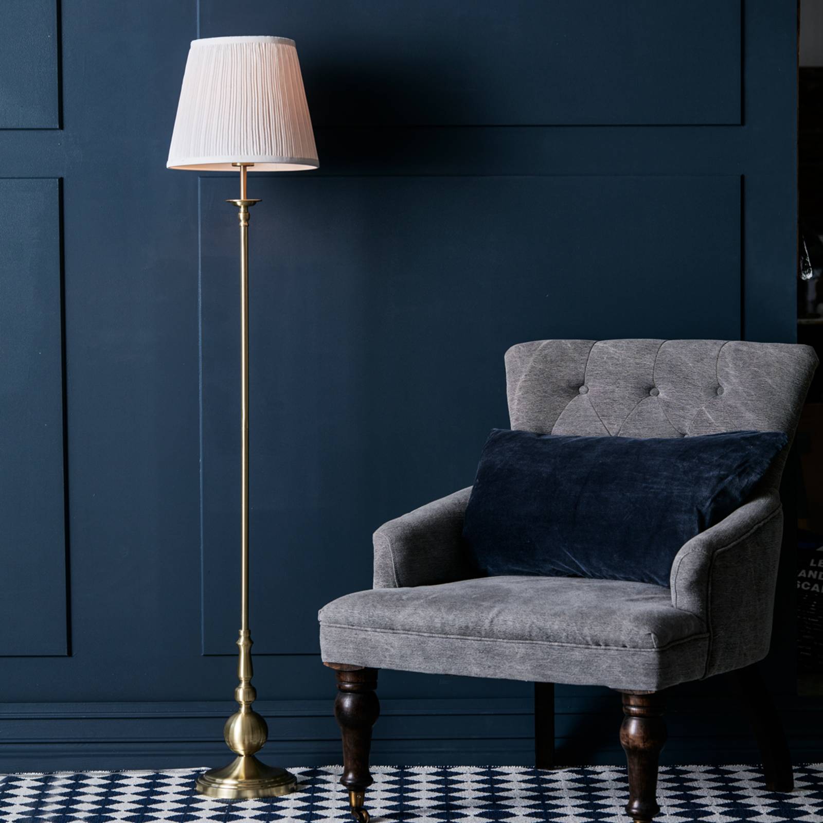 Markslöjd Stehlampe Imperia, weiß / opal, für Wohn- / Esszimmer, Metall, Antik