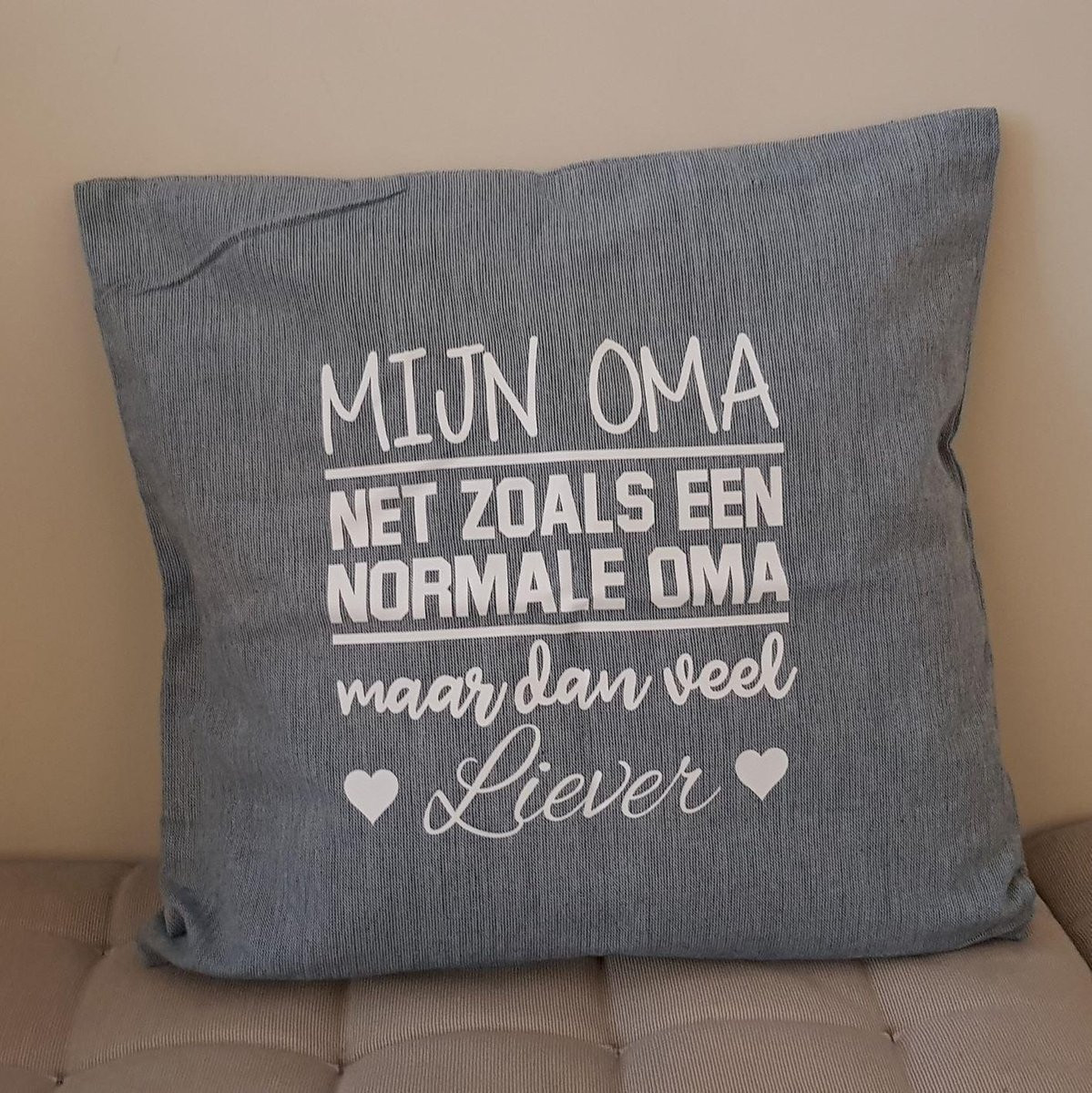 Kussenhoes met tekst Mijn oma net zoals een normale oma maar dan veel liever - Grijs met wit - 40 x 40 cm