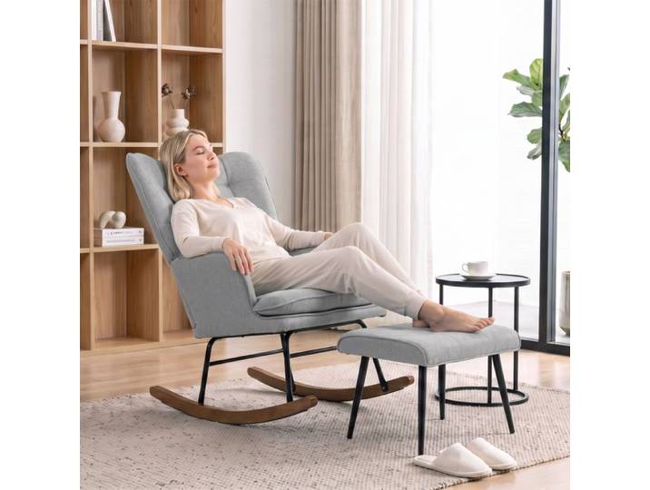 Fauteuil à bascule scandinave gris clair siège berçant capitonné à oreilles livré avec pouf piètement en hêtre massif