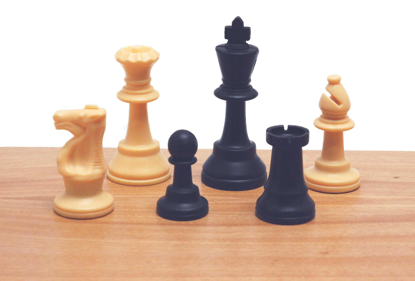 Hot Games schaakset zwart/wit van kunststof met tas, 93 mm