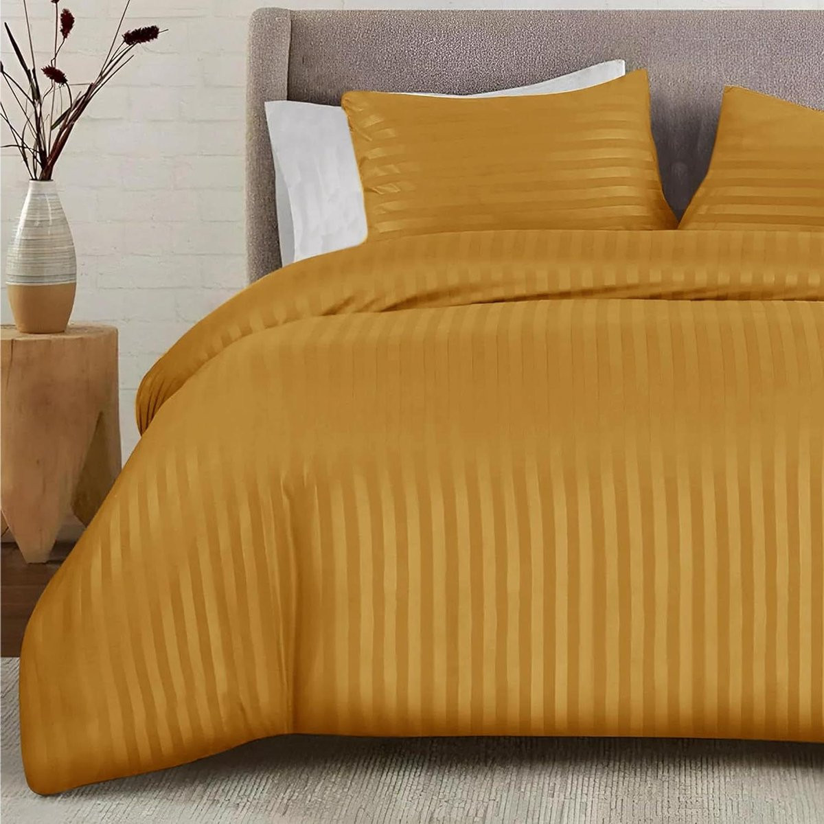 Luxe satijnen dekbedovertrekset met strepen in oker - 220 x 260 cm