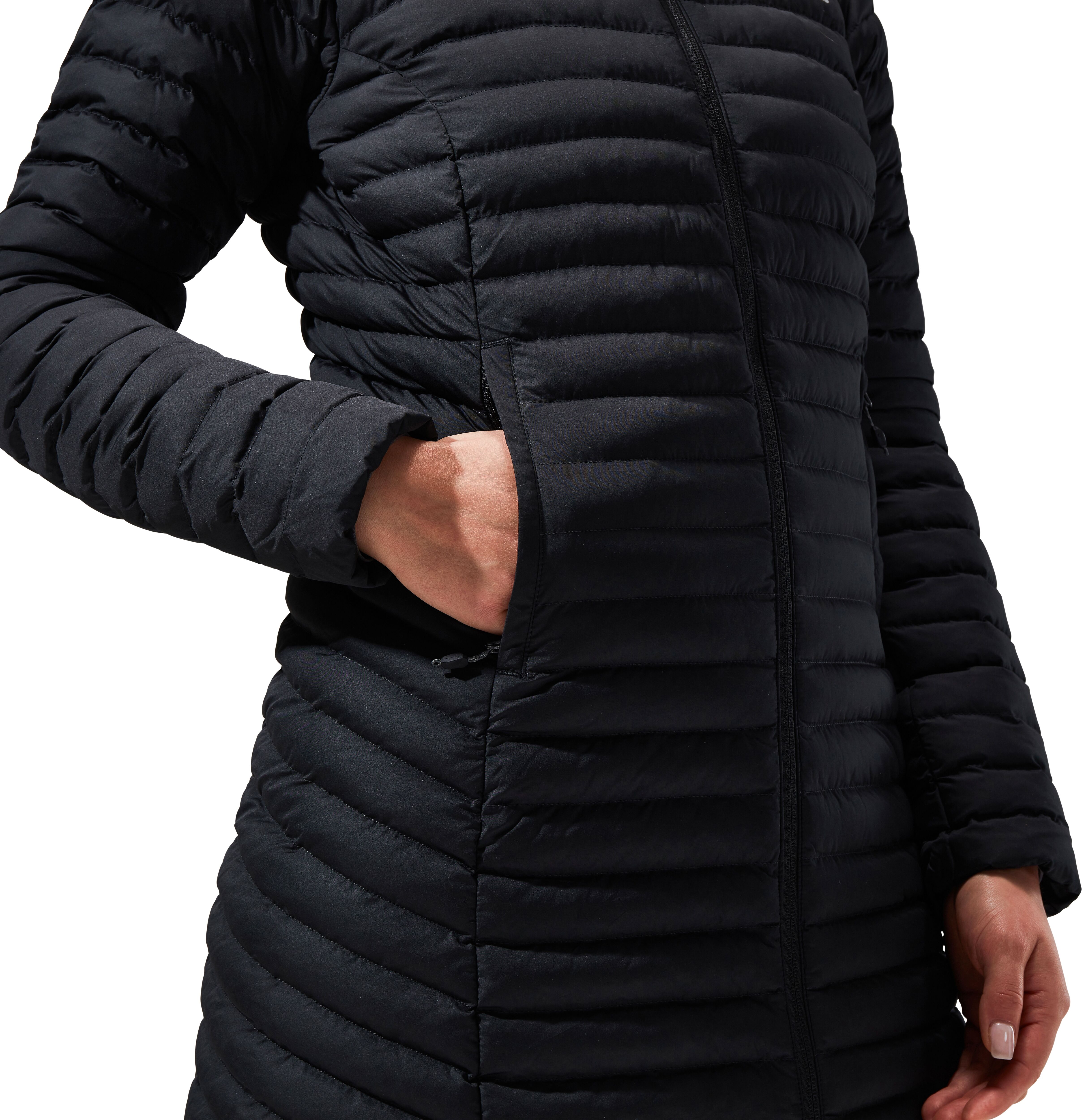 Steppjacke BERGHAUS "MICRO JKT LONG", Damen, Gr. S, schwarz (schwarz, schwarz), Web, Obermaterial: 100% Polyester. Futter: 100% Polyamid. Wattierung: 100% Polyester, Po-bedeckend, Jacken Steppjacke, wärmeisolierende Steppjacke, wasserabweisend, po-bedecke