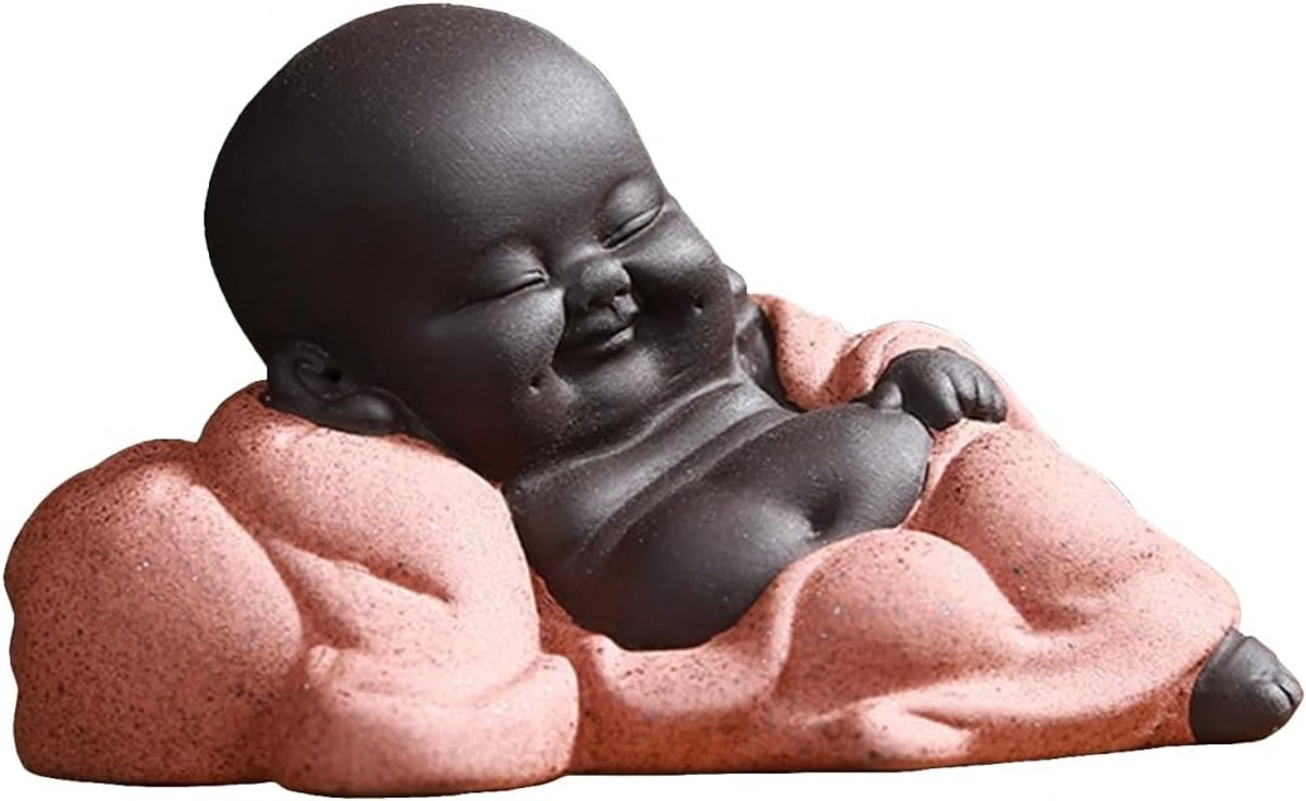 Handgemaakt keramisch boeddhabeeldje monnik sculptuur oranje 10 cm lengte
