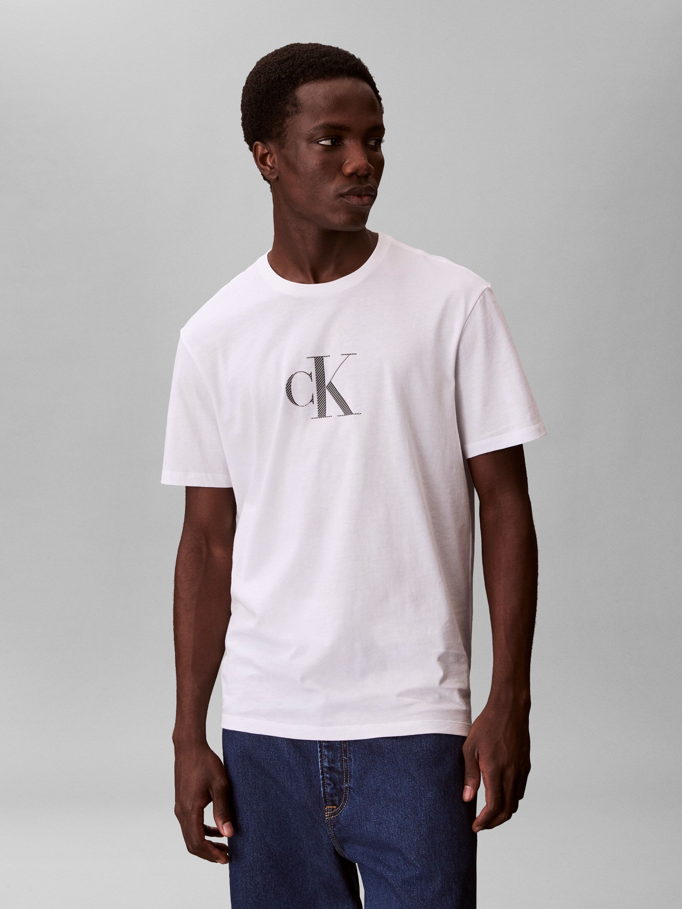 T-Shirt CALVIN KLEIN JEANS "SS 30S DISTRESS MONOGRAM GRAPHIC", Herren, Gr. M, weiss (hellweiß), Web, Obermaterial: 100% Baumwolle, unifarben, klassisch normal, Rundhals, eingesetzt abgesteppte Kante, Shirts T-Shirt, Regular fit mit Logodruck hellweiß M