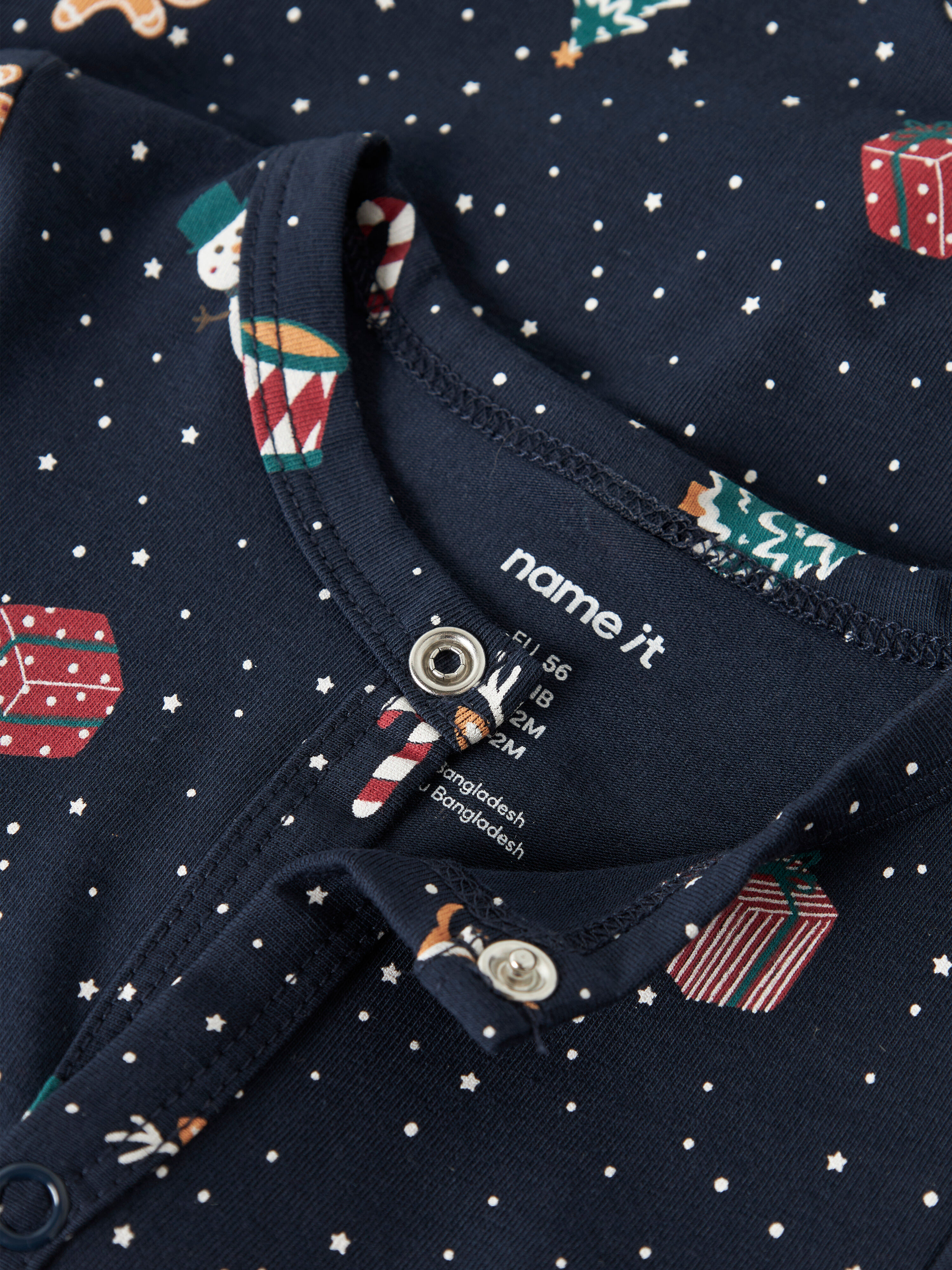Strampler NAME IT "NBNVISMAS LS NIGHTSUIT", Jungen, Gr. 74, N-Gr, blau (navy blazer aop:christmas), Jersey, Obermaterial: 95% Baumwolle, 5% Elasthan, bedruckt, Rundhals, Overalls Strampler, aus Baumwollmischung, mit elastischem Jersey, Langarm navy blazer
