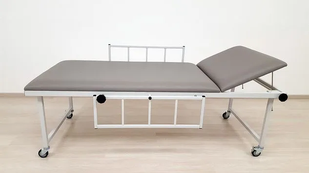 AGA Sanitätsartikel GmbH Aufwachliege, 65 cm breit, mit 2 Seitengittern, Gestell RAL 9010 Weiss Mandarin AWL-1065-RW-MANDARIN