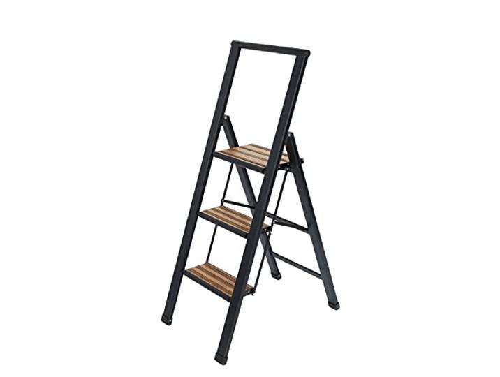 WENKO Leichte Alu-Design Klapptrittleiter 3 stufig, 75 cm höheren Stand, Rutschsichere XXL-Stufen, 44 x 127 x 5,5 cm, Schwarz