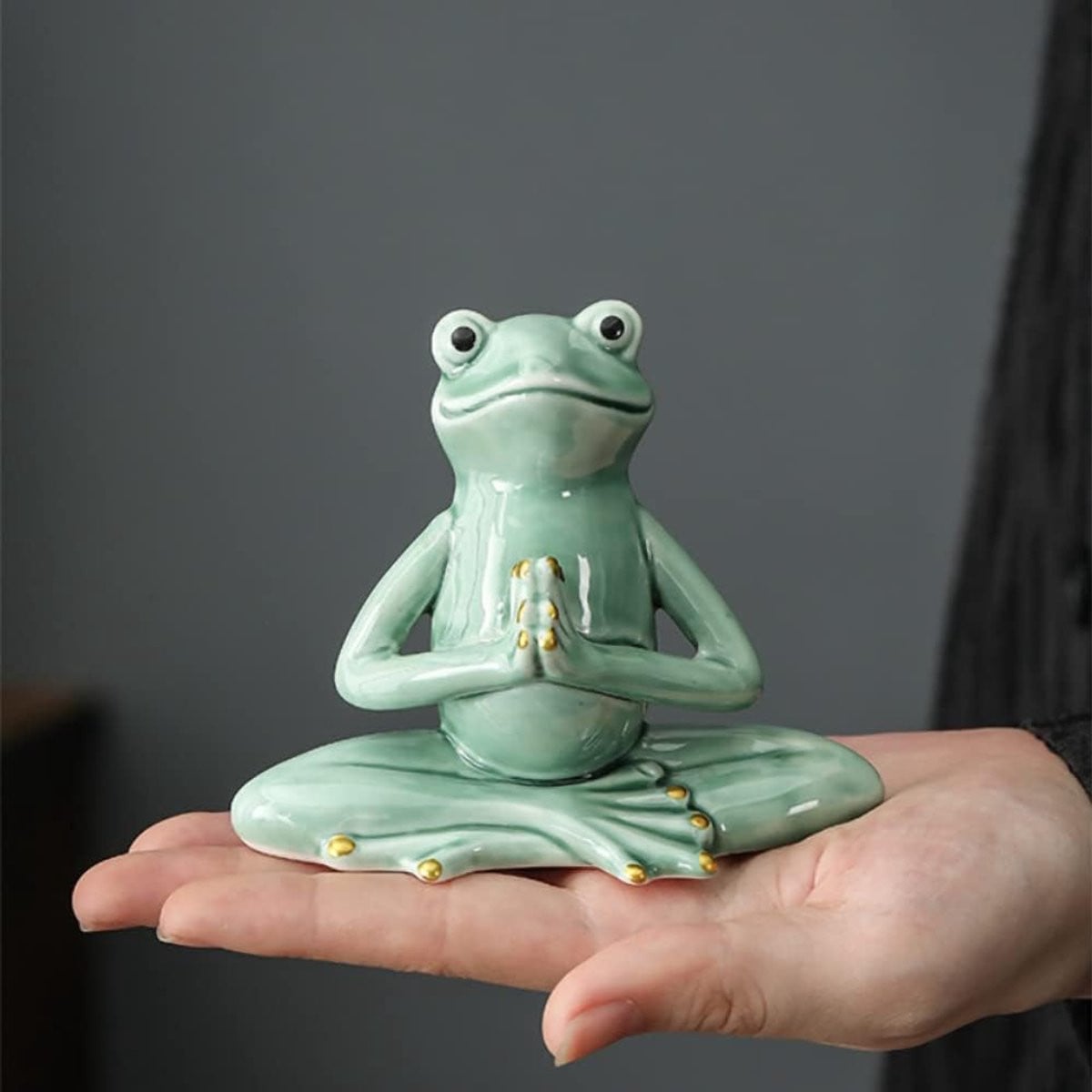 Keramisch Kikker Beeldje in Yoga Pose - Groen - Handgemaakt Zen Decoratie - Hoogte: 9 cm