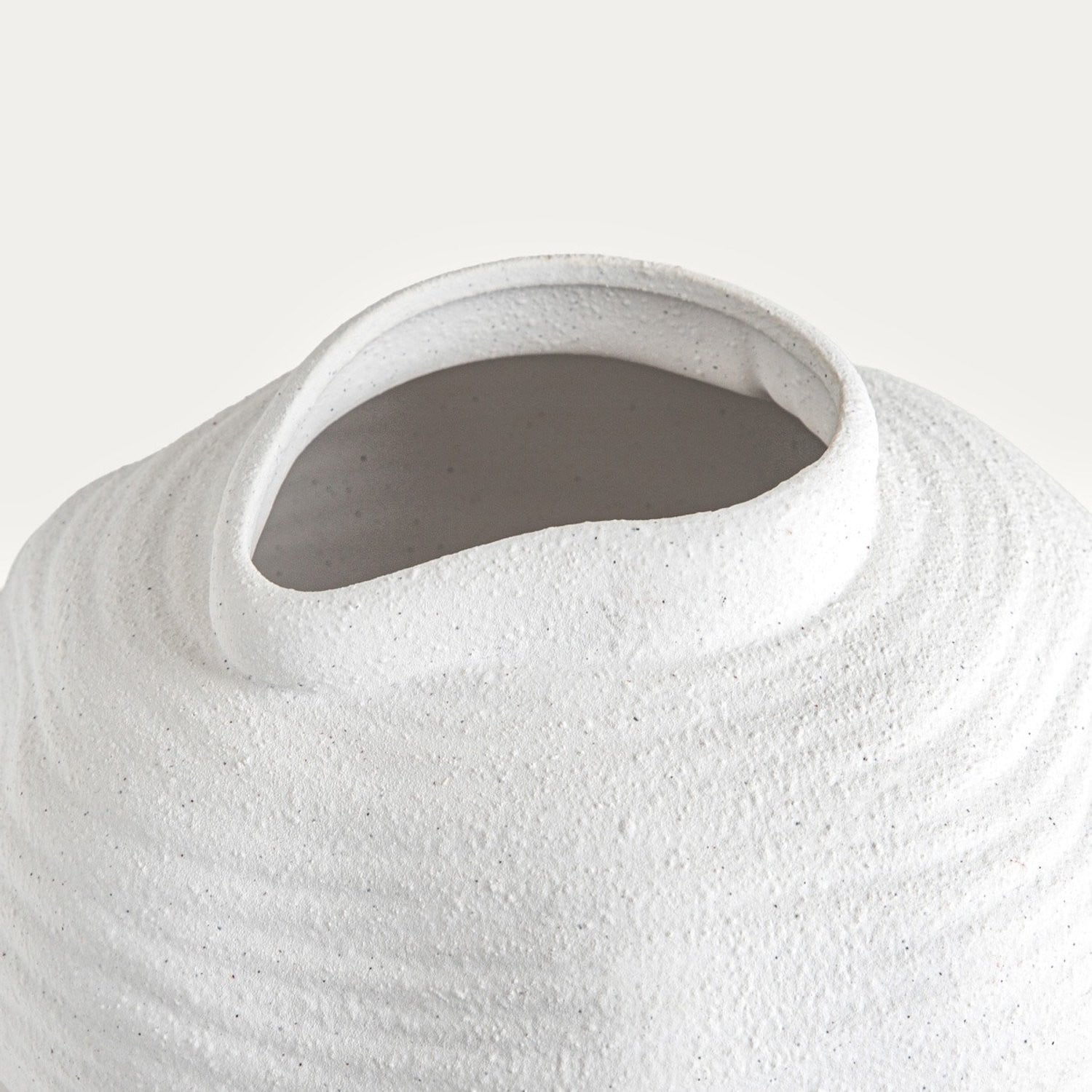 HOMLA VIREO Keramische Vaas - Bolvormig en Onregelmatig - 24 x 17 cm