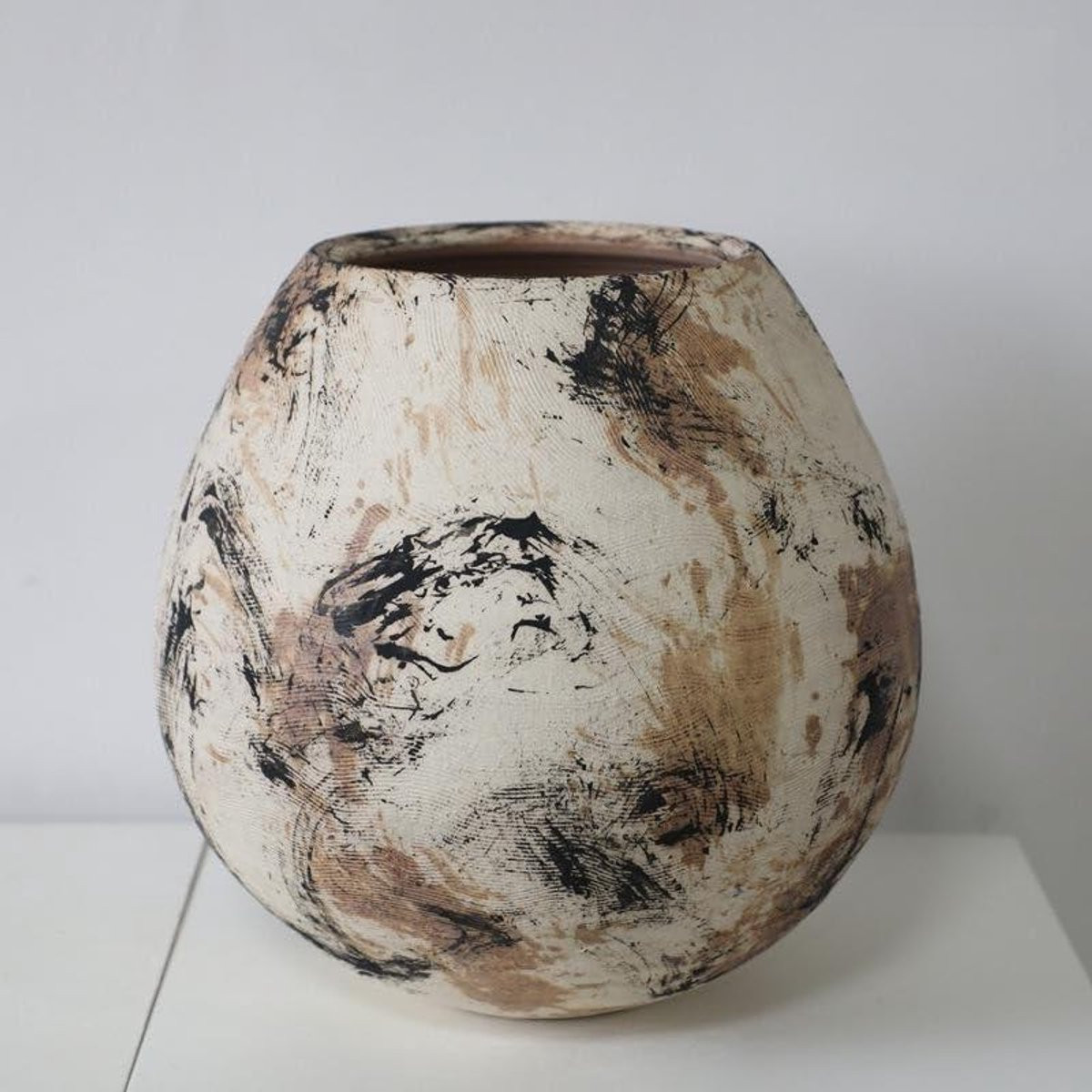 Handgemaakte witte keramische vaas voor decoratie - 32 x 32 cm