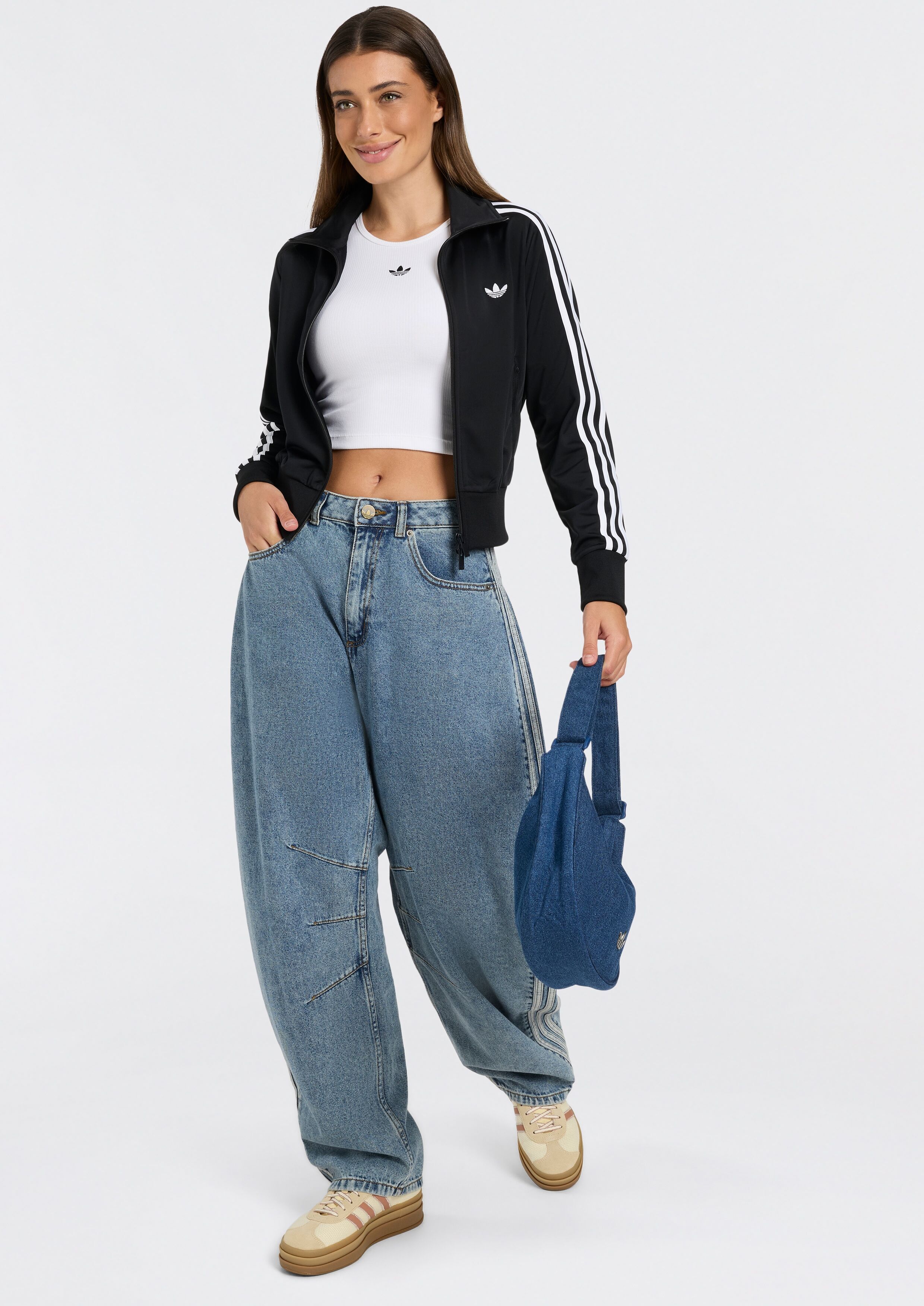 Sporttasche ADIDAS ORIGINALS "ADICOLOR, HALBMONDFÖRMIG", Damen, blau (light denim), Obermaterial: 100% Baumwolle, Taschen Sporttasche light denim Einheitsgröße
